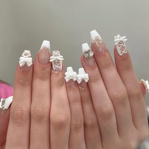 Nymora Press on Nails mit 3D Schleifen Charms - 24 Stück weiß Fake Nails zum Aufkleben – Quadratische Acrylnägel für Frauen und Mädchen, süße Nailart Set Nymora Press on Nails mit 3D Schleifen Charms - 24 Stück weiß Fake Nails zum Aufkleben – Quadratische Acrylnägel für Frauen und Mädchen, süße Nailart Set von Nymora