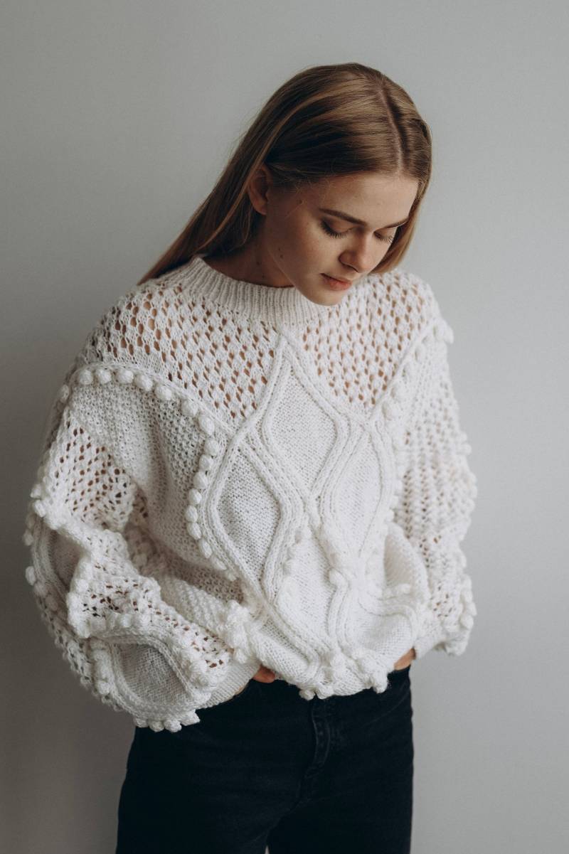 Handgefertigter Weißer Wollstrickpullover Strukturierter Bommelpullover von NyniConcept