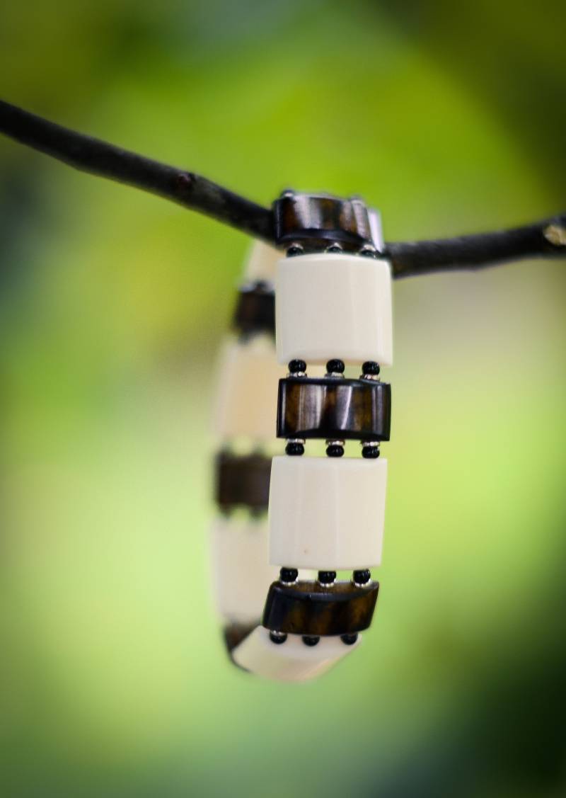 Dehnbares Weiß & Braun Armband Handgemacht in Kenia von NyoraBeadsInc