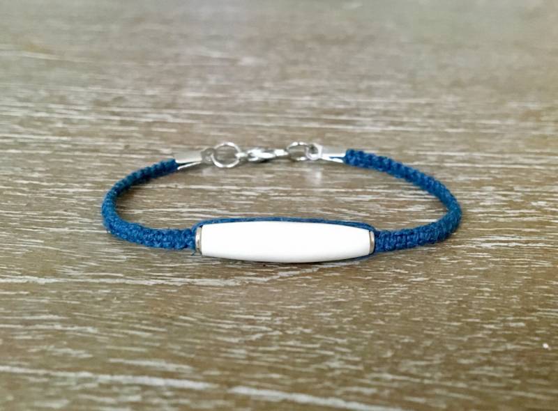 Navy Blau Hanf Armband Mit Weißen Perlen von NyoraBeadsInc