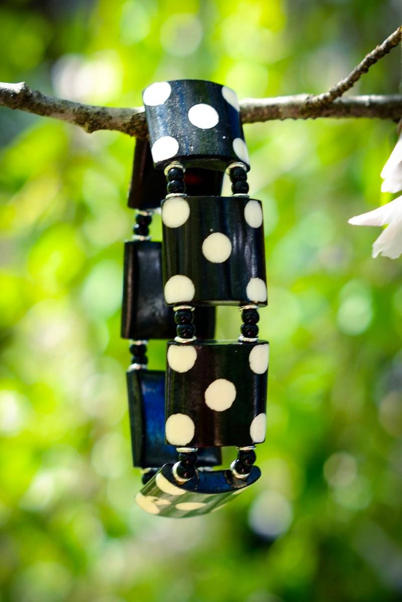 Schwarz-Weißes Polkadot Armband Handgefertigt in Kenia von NyoraBeadsInc