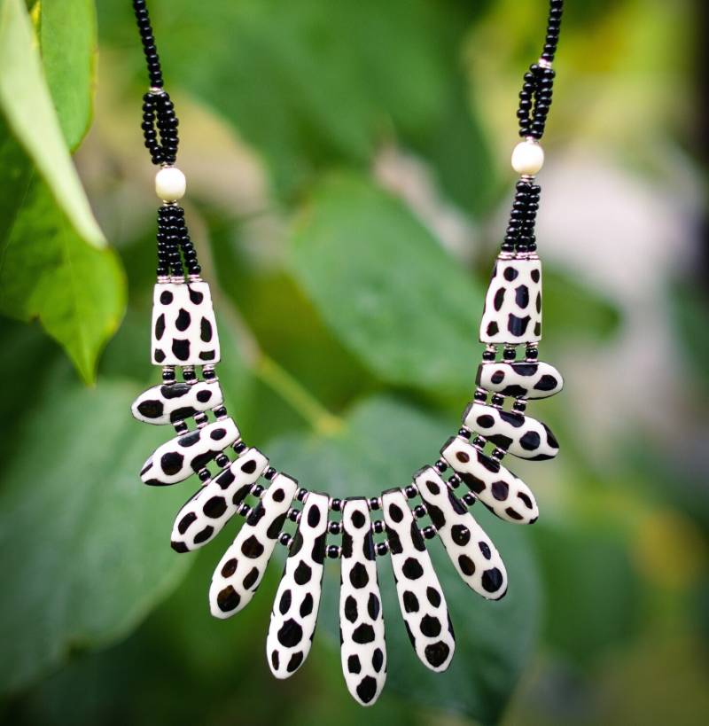 Tierdruck-statement-Halskette Handgemacht in Kenia von NyoraBeadsInc