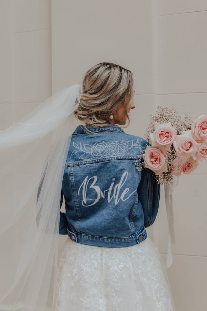 Beschriebene Jeansjacke Hochzeit, Personalisierte Jacke, Wedding Jacket, Jacke Braut, Lettering Handlettering Beschriebene Jeansjacke Hochzeit, Personalisierte Jacke, Wedding Jacket, Jacke Braut, Lettering Handlettering von NysaLetterlove