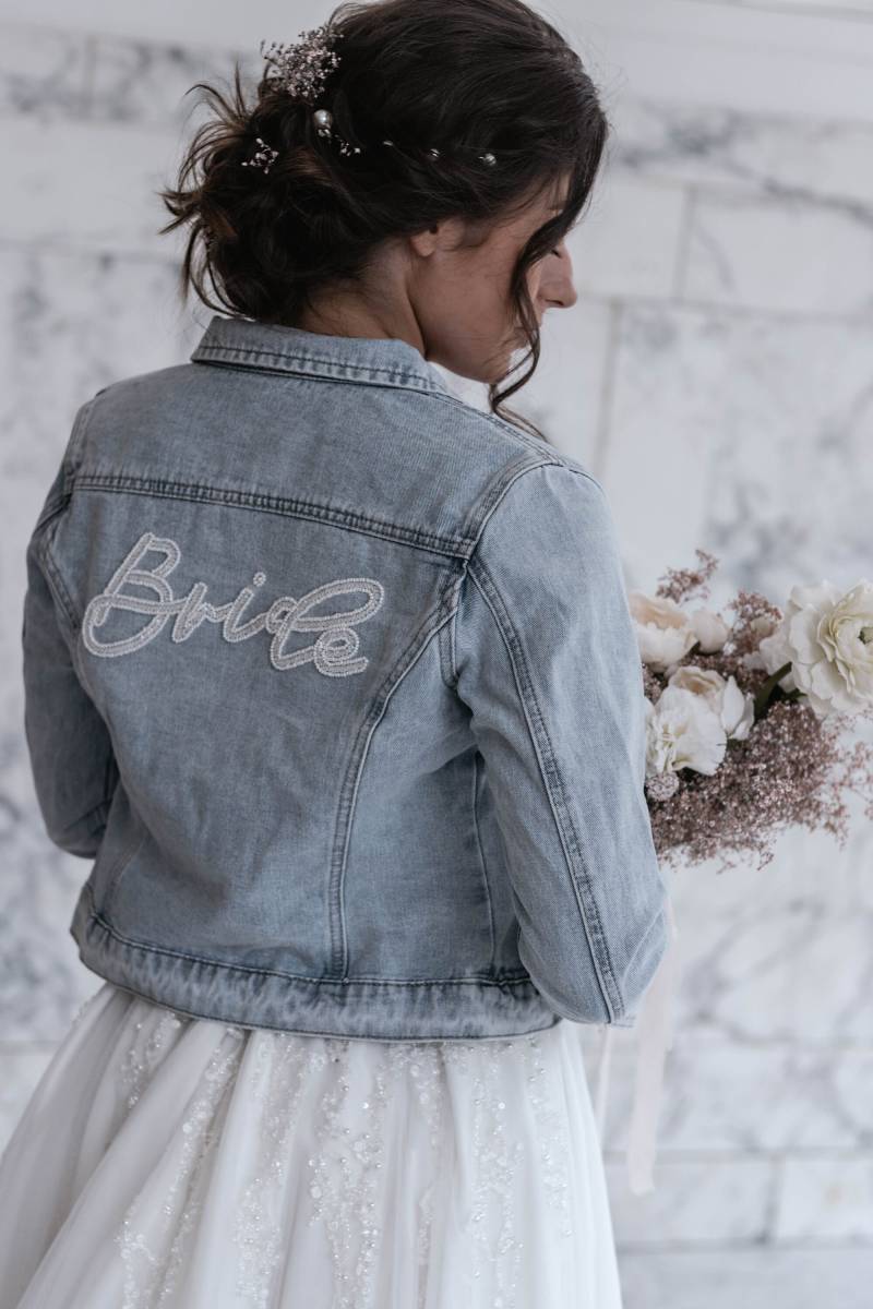 Helle Jeansjacke Hochzeit Mit Perlen Schriftzug Bride I Jacke Braut Jga von NysaLetterlove