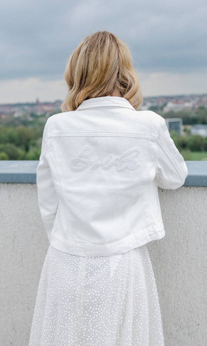 Weiße Jeansjacke Hochzeit Mit Perlen I Schriftzug Bride Jacke Braut Jga Weiße Jeansjacke Hochzeit Mit Perlen I Schriftzug Bride Jacke Braut Jga von NysaLetterlove