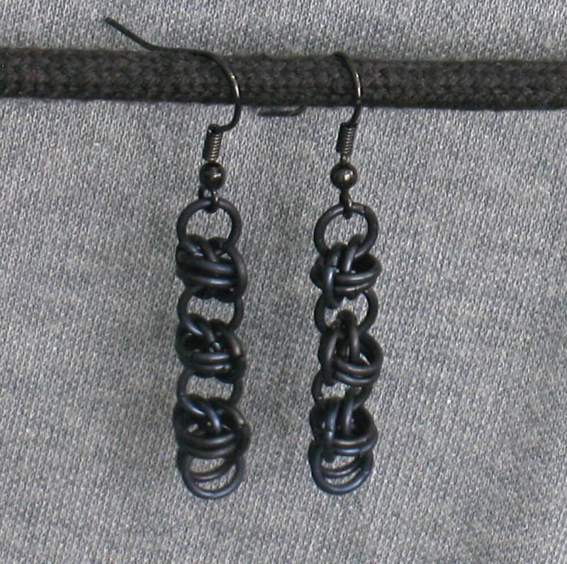 Barrel Weave Kettenhemd Ohrringe Aus Schwarzem Oder Silberfarbenem Aluminium von NyteSpryte