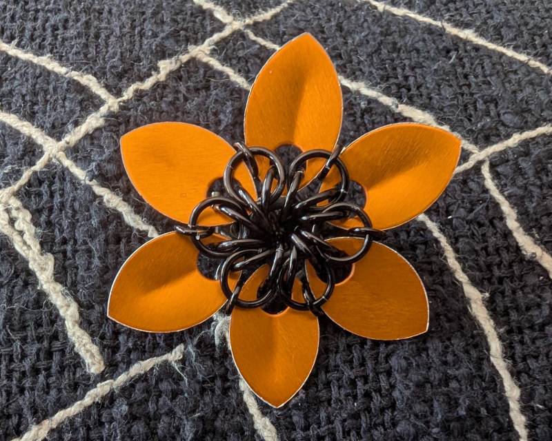 Halloween Schwarz Orange Post Blume Pin von NyteSpryte