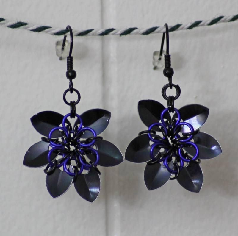 Scalemail Blumen Ohrringe in Lila von NyteSpryte