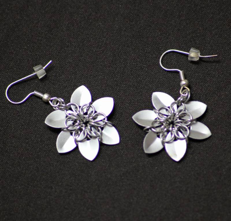 Scalemail Blumen Ohrringe in Silber Scalemail Blumen Ohrringe in Silber von NyteSpryte