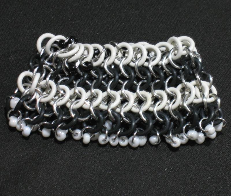 Schwarz Und Weiß Gestreifte Perlen Kettenhemd Armband Schwarz Und Weiß Gestreifte Perlen Kettenhemd Armband von NyteSpryte