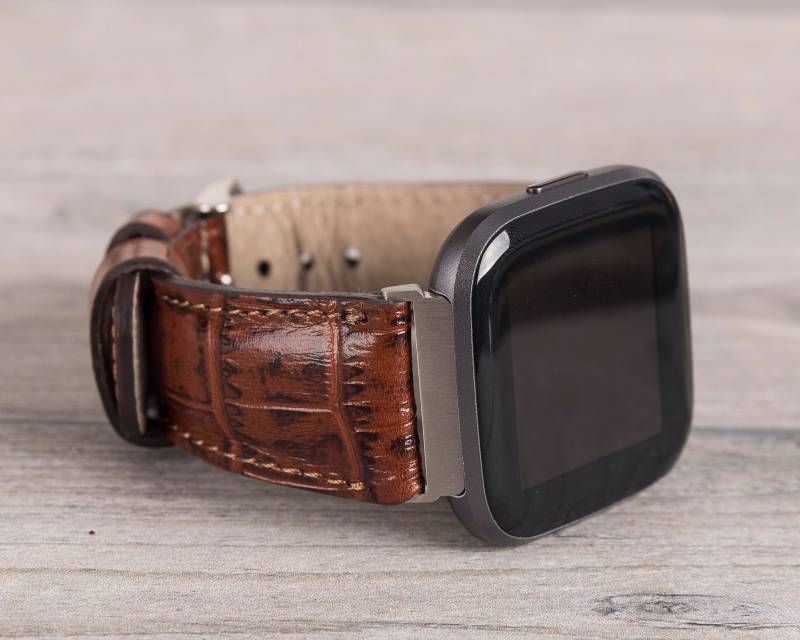 Braunes Kroko Muster Leder Fitbit Uhrenarmband, Versa 1-4/Lite Sense 2 von AureoLeather