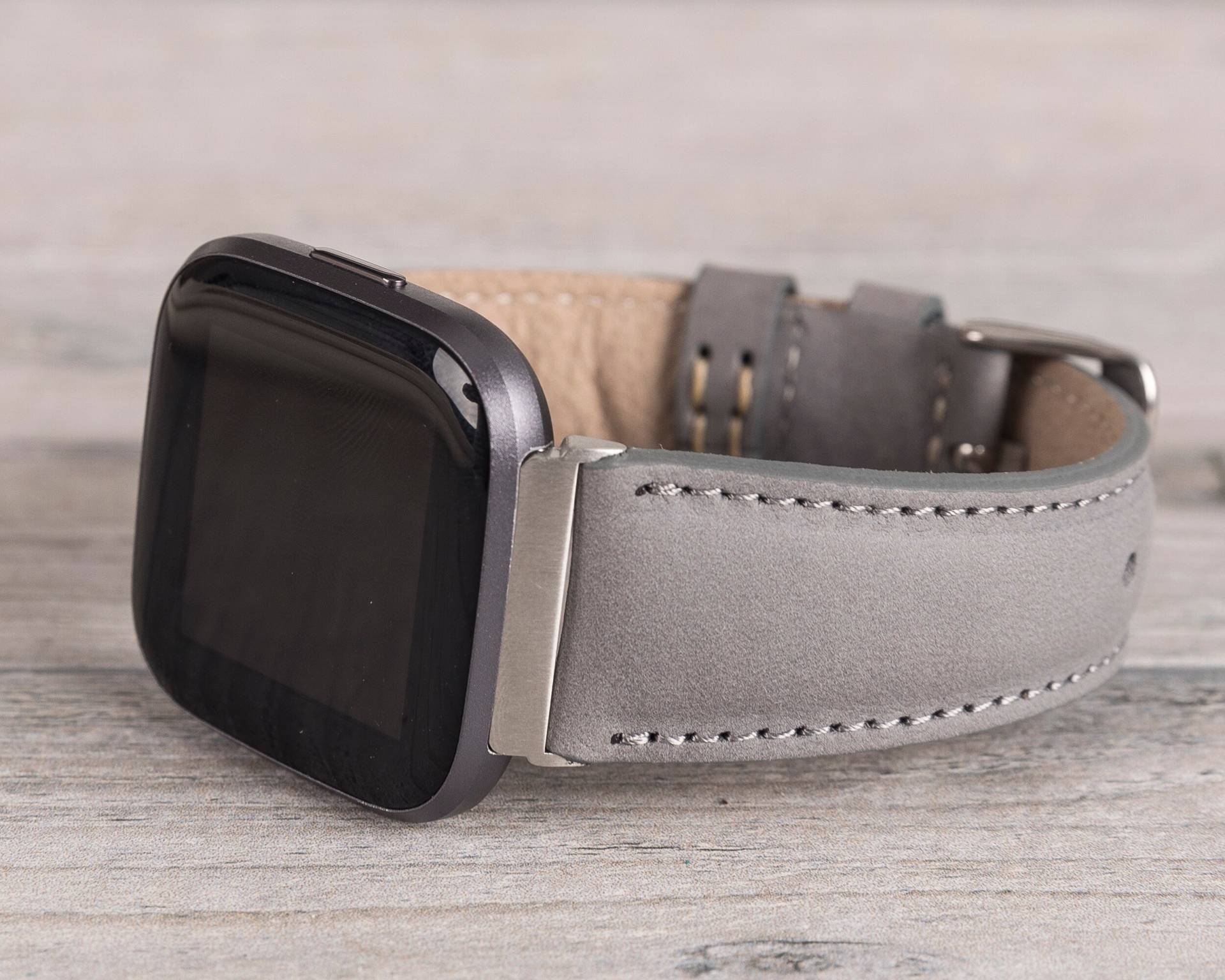 Graues Leder Fitbit Uhrenarmband, Versa 1-2-3-4-Lite-Sense-Sense 2 Graues Leder Fitbit Uhrenarmband, Versa 1-2-3-4-Lite-Sense-Sense 2 von AureoLeather