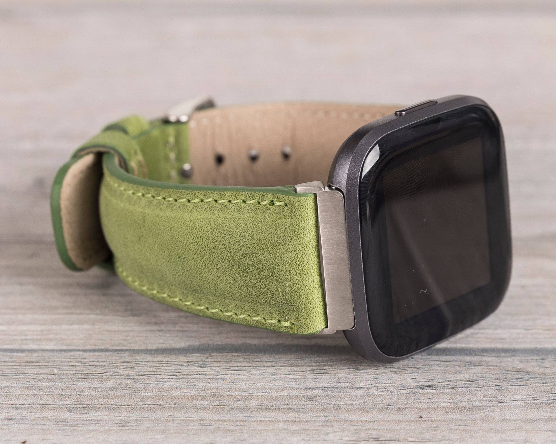 Grünes Leder Fitbit Uhrenarmband, Versa 1-4-Lite-Sense/Sense 2 Grünes Leder Fitbit Uhrenarmband, Versa 1-4-Lite-Sense/Sense 2 von AureoLeather