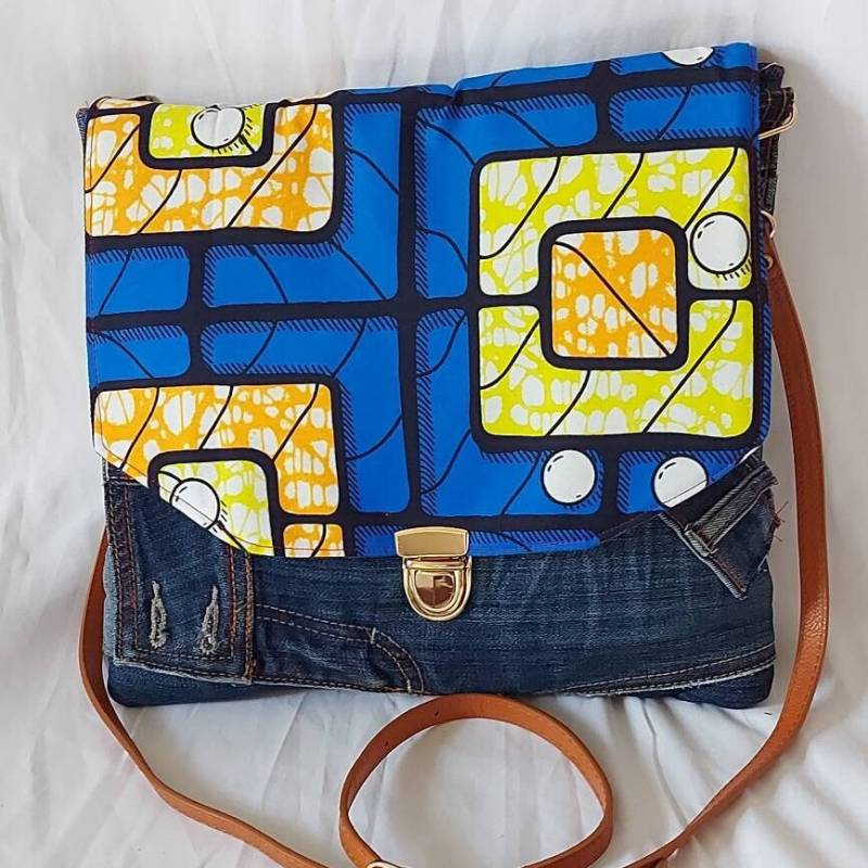 Damen-Clutch Aus Recyceltem Denim, Blaue Wachsklappe, Zum Tragen in Der Hand Oder Quer Über Dem Körper von OBAMSBAGS