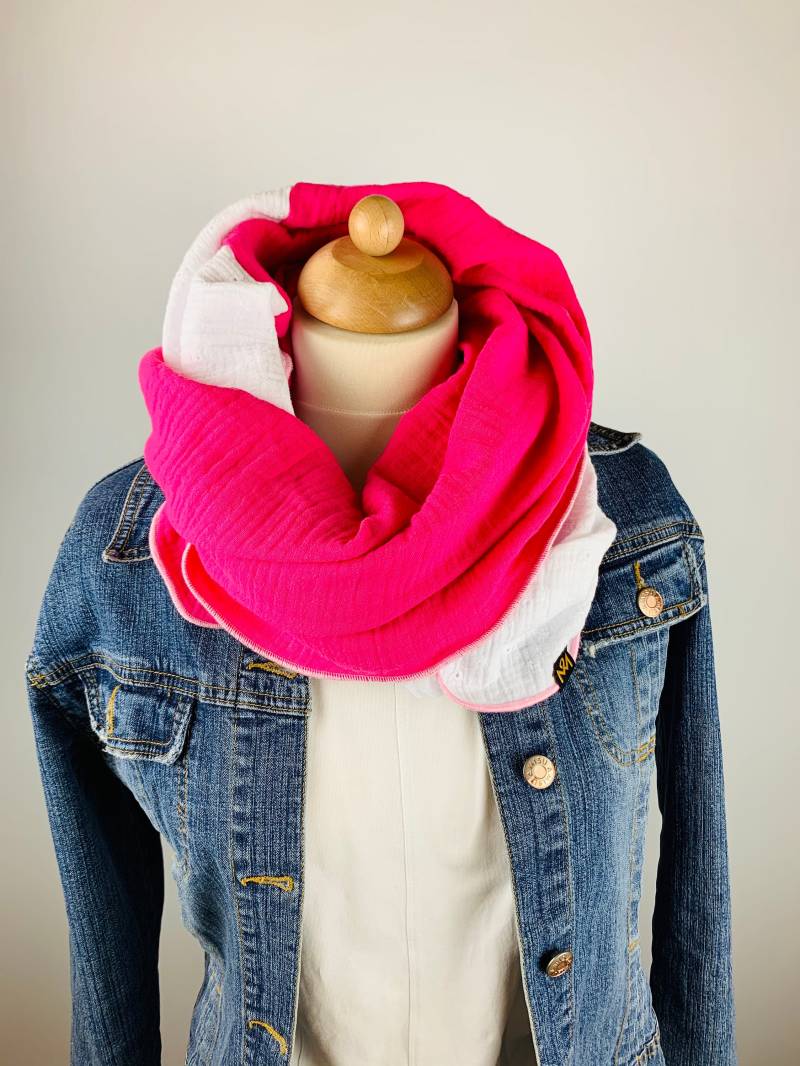 Loop/Schlauch Schal Aus Baumwollmusselin in Pink Und Weiß Mit Lochstickerei Loop/Schlauch Schal Aus Baumwollmusselin in Pink Und Weiß Mit Lochstickerei von OBERMUTTI