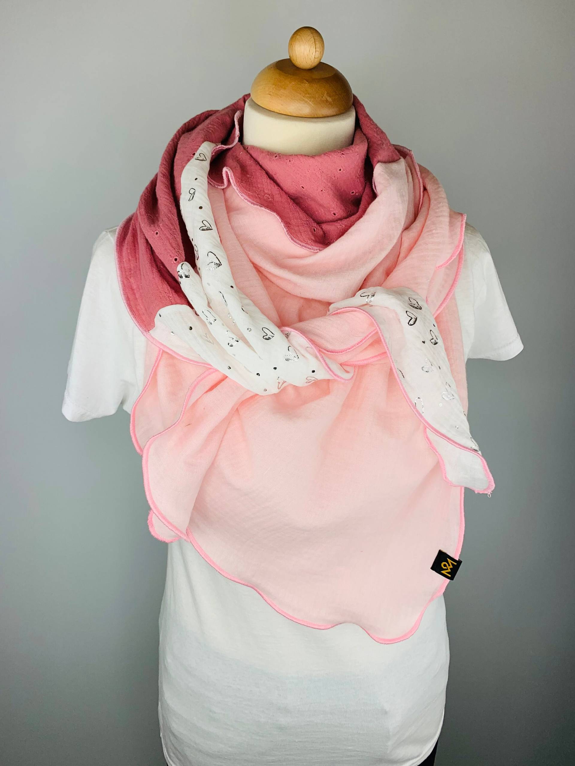 Schal Aus Baumwolle in Leichtem Rosé, Altrosa Mit Lochstickerei Und Weiß Silbernen Herzchen von OBERMUTTI