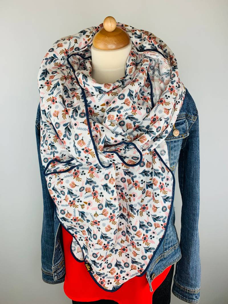 xxl Schal Aus Baumwolle in Baumwollmusselin Weiß Mit Floralem Print xxl Schal Aus Baumwolle in Baumwollmusselin Weiß Mit Floralem Print von OBERMUTTI