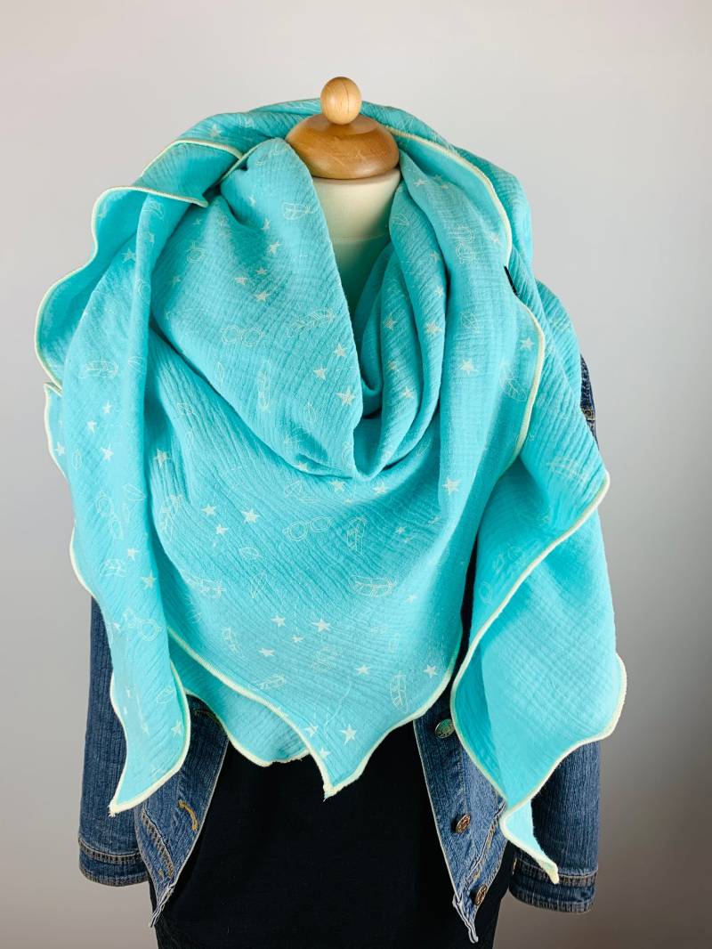 xxl Schal Aus Baumwollmusselin in Der Farbe Hellblau Mit Weißem Aufdruck xxl Schal Aus Baumwollmusselin in Der Farbe Hellblau Mit Weißem Aufdruck von OBERMUTTI