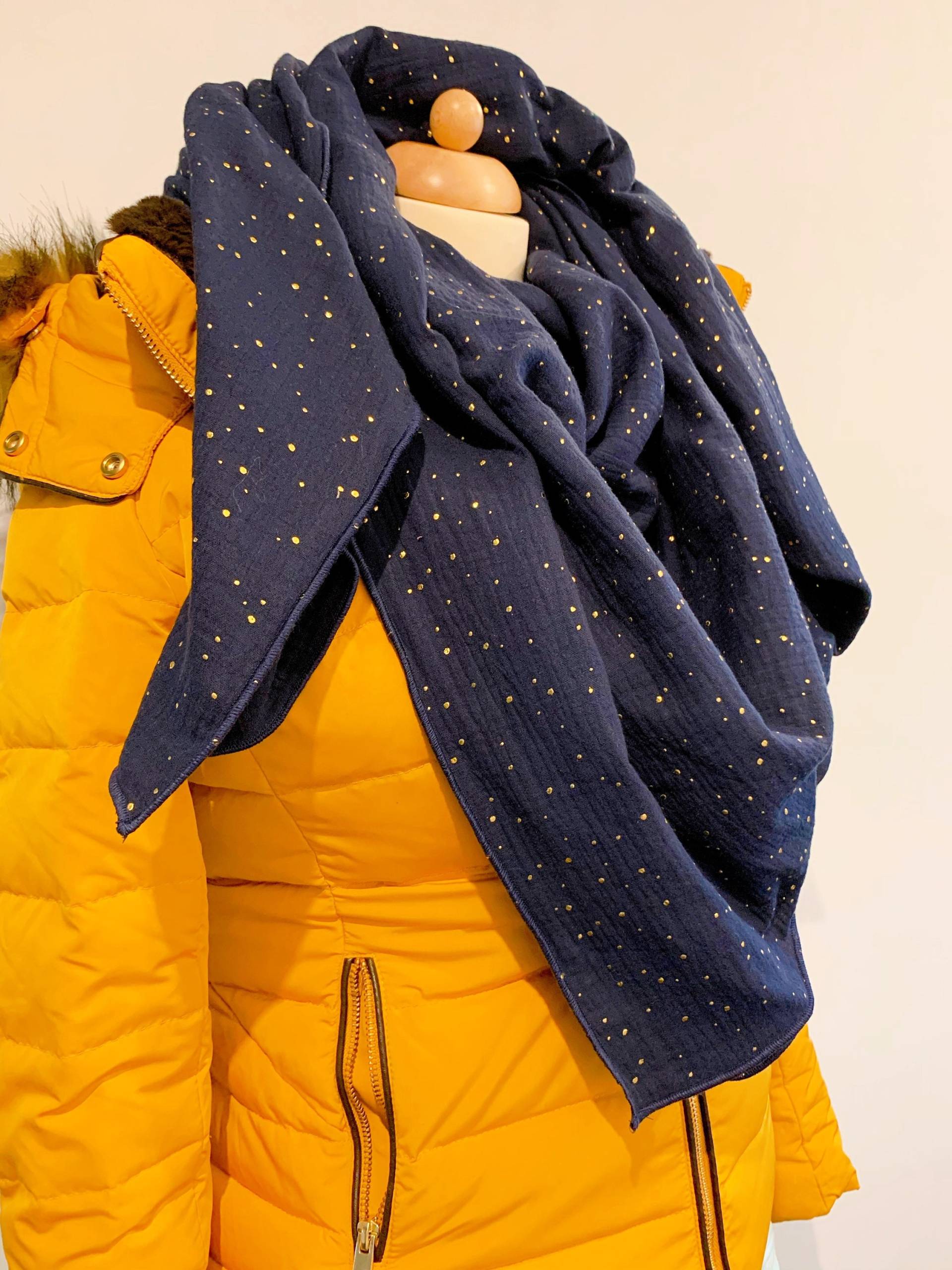 xxl Schal Aus Baumwollmusselin in Dunkelblau Mit Goldenen Tropfen von OBERMUTTI