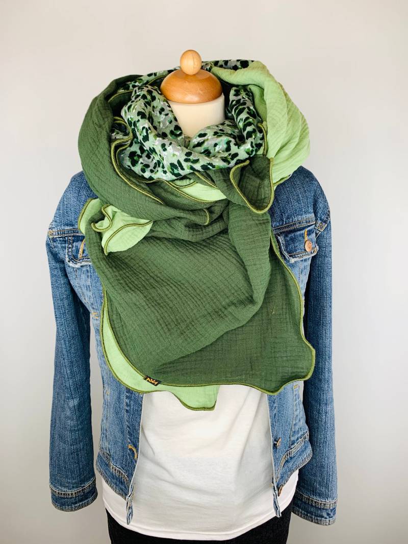 xxl Schal Aus Baumwollmusselin in Dunkelgrün, Hellgrün Und Grünem Leo Muster xxl Schal Aus Baumwollmusselin in Dunkelgrün, Hellgrün Und Grünem Leo Muster von OBERMUTTI