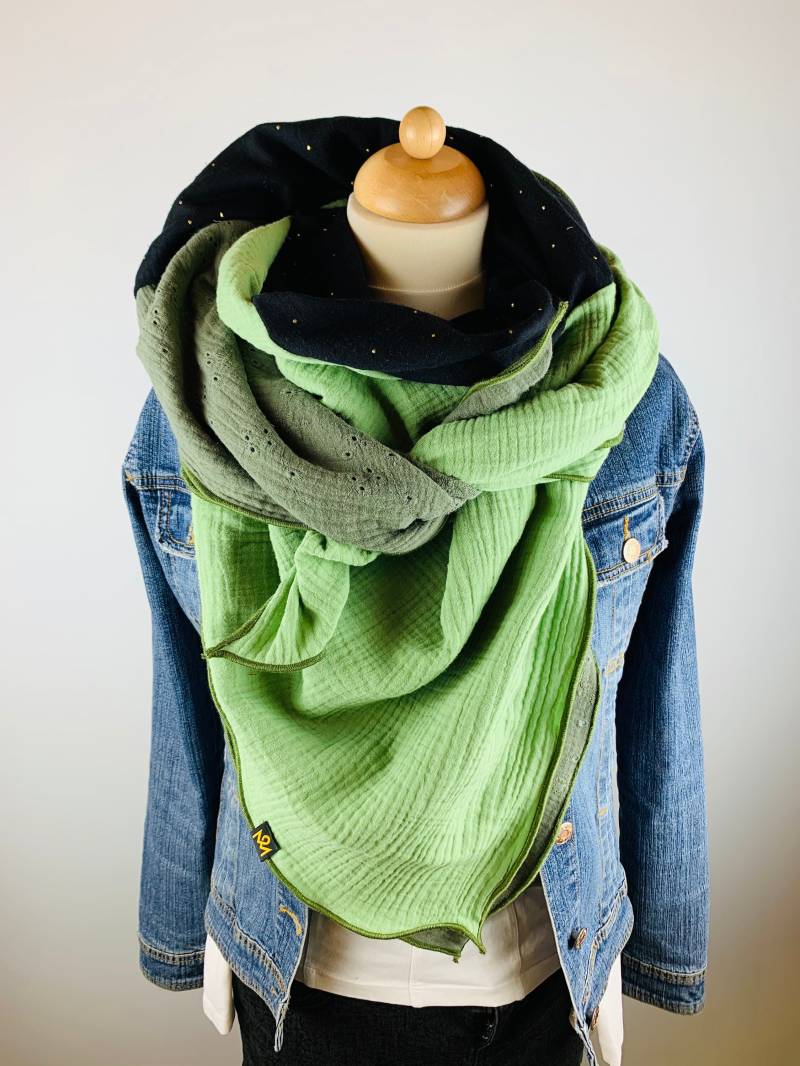 xxl Schal Aus Baumwollmusselin in Hellgrün, Grün Mit Lochstickerei Und Schwarz Goldenen Tropfen von OBERMUTTI