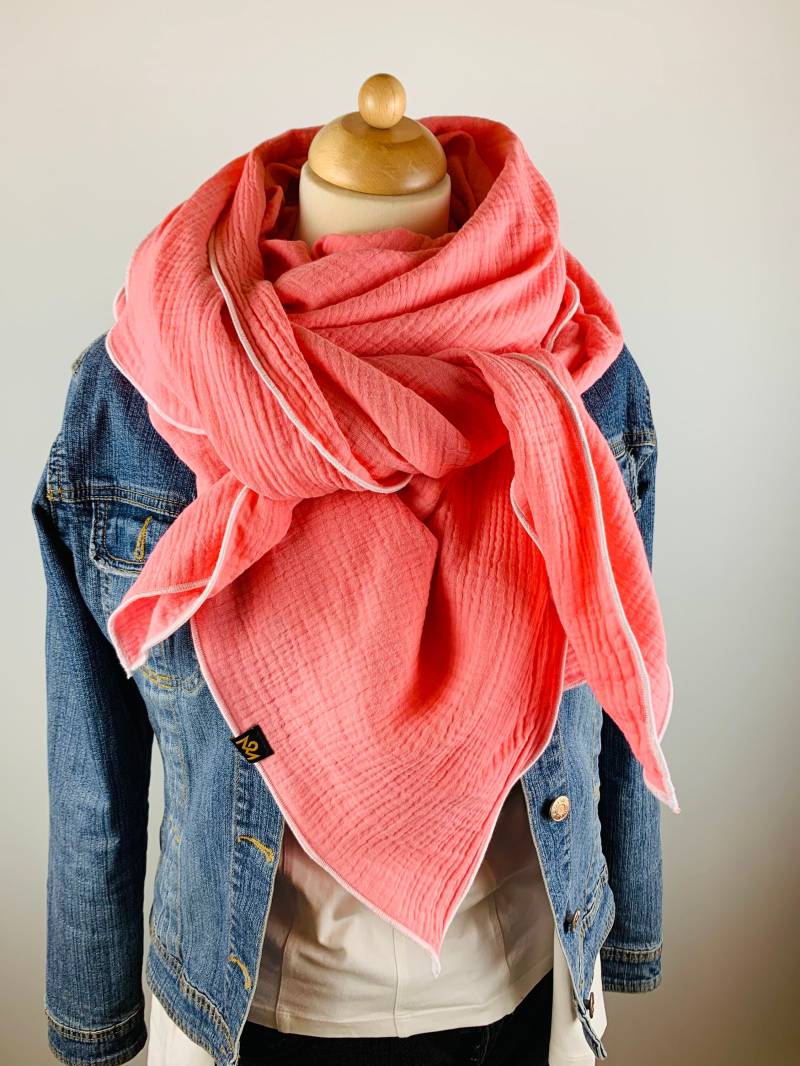 xxl Schal Aus Baumwollmusselin in Lachs Mit Weißem Saum xxl Schal Aus Baumwollmusselin in Lachs Mit Weißem Saum von OBERMUTTI