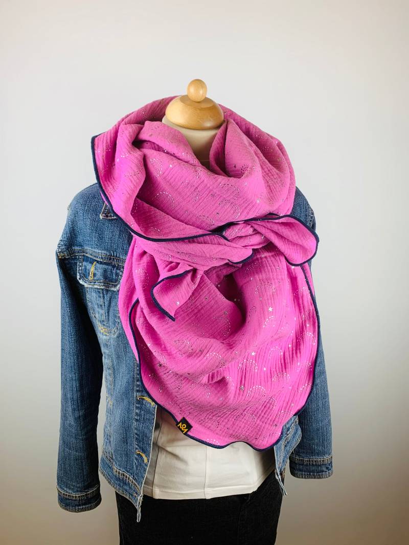 xxl Schal Aus Baumwollmusselin in Rosa Mit Silbernen Regenbögen Und Sternen xxl Schal Aus Baumwollmusselin in Rosa Mit Silbernen Regenbögen Und Sternen von OBERMUTTI