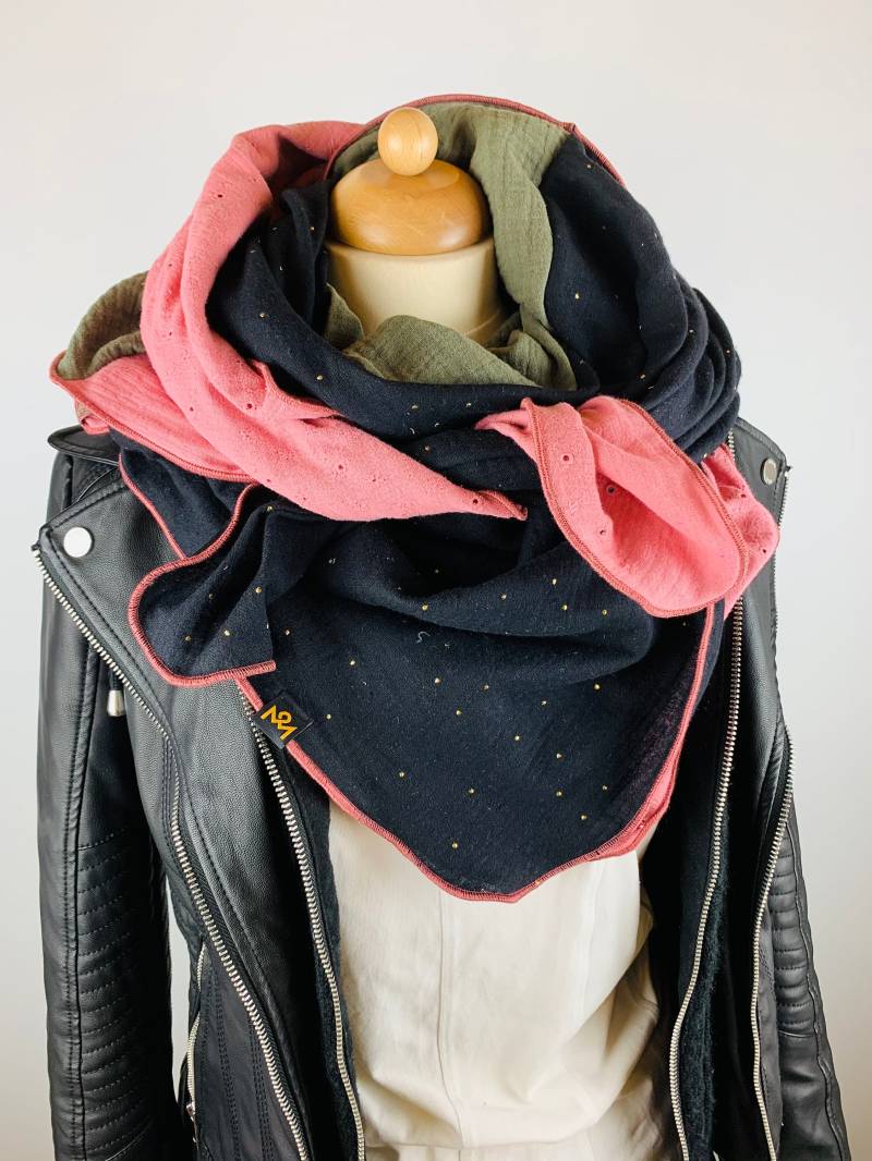 xxl Schal Aus Baumwollmusselin in Schwarz Mit Goldenen Tropfen, Altrosa Lochstickerei Und Olivgrün von OBERMUTTI