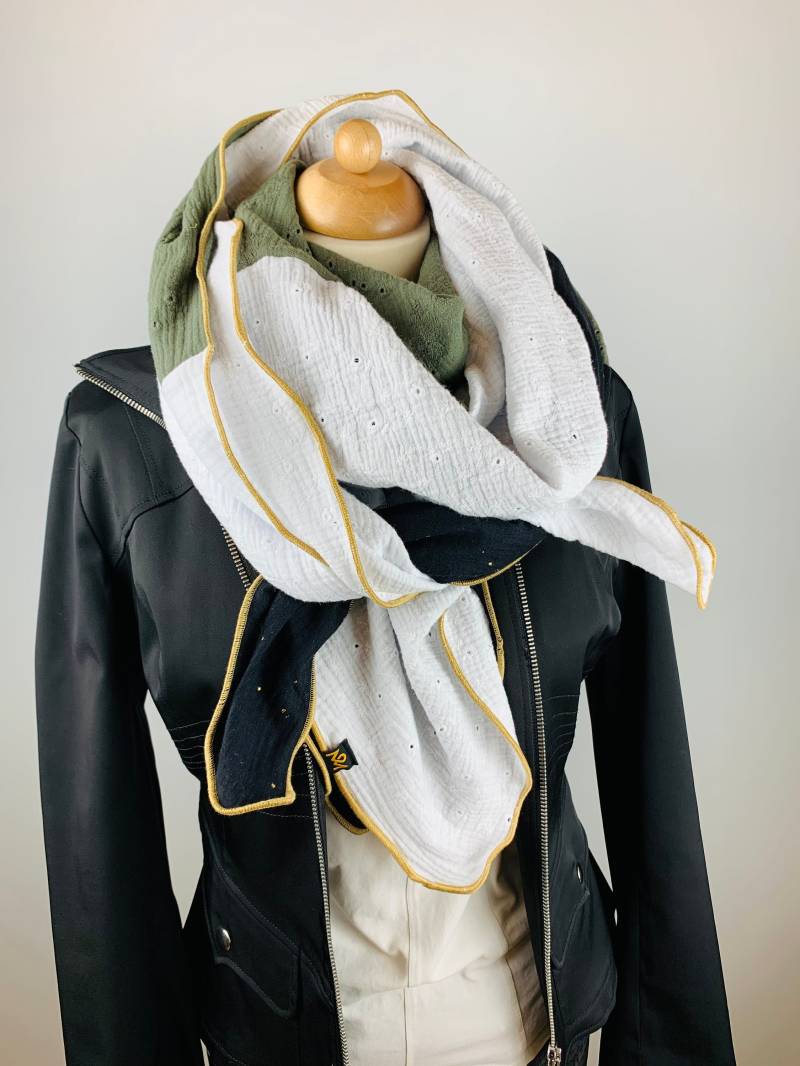 xxl Schal Aus Baumwollmusselin in Schwarz Mit Goldenen Tropfen, Olivgrün Und Weiß Lochstickerei xxl Schal Aus Baumwollmusselin in Schwarz Mit Goldenen Tropfen, Olivgrün Und Weiß Lochstickerei von OBERMUTTI