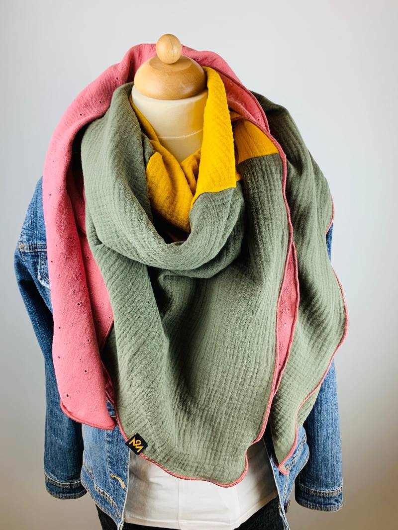 xxl Schal Aus Baumwollmusselin in Senfgelb, Altrosa Mit Lochstickerei Und Olivgrün xxl Schal Aus Baumwollmusselin in Senfgelb, Altrosa Mit Lochstickerei Und Olivgrün von OBERMUTTI