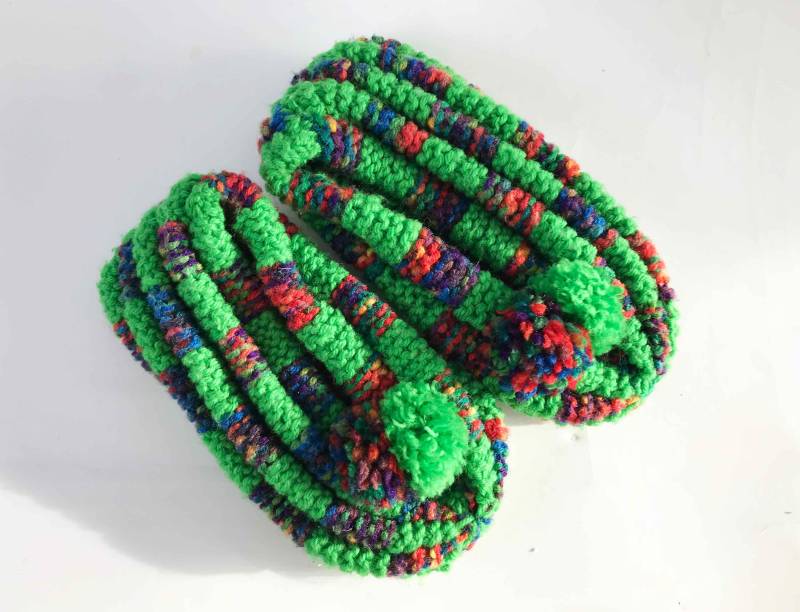 The Going Green Vintage 80Er Jahre Häkeln Handgestrickte Stiefel Dicke Socken Pullover Pom Strick-Booties Grüne Häkel-Hausschuhe Winter von OBJECTSofMATTER