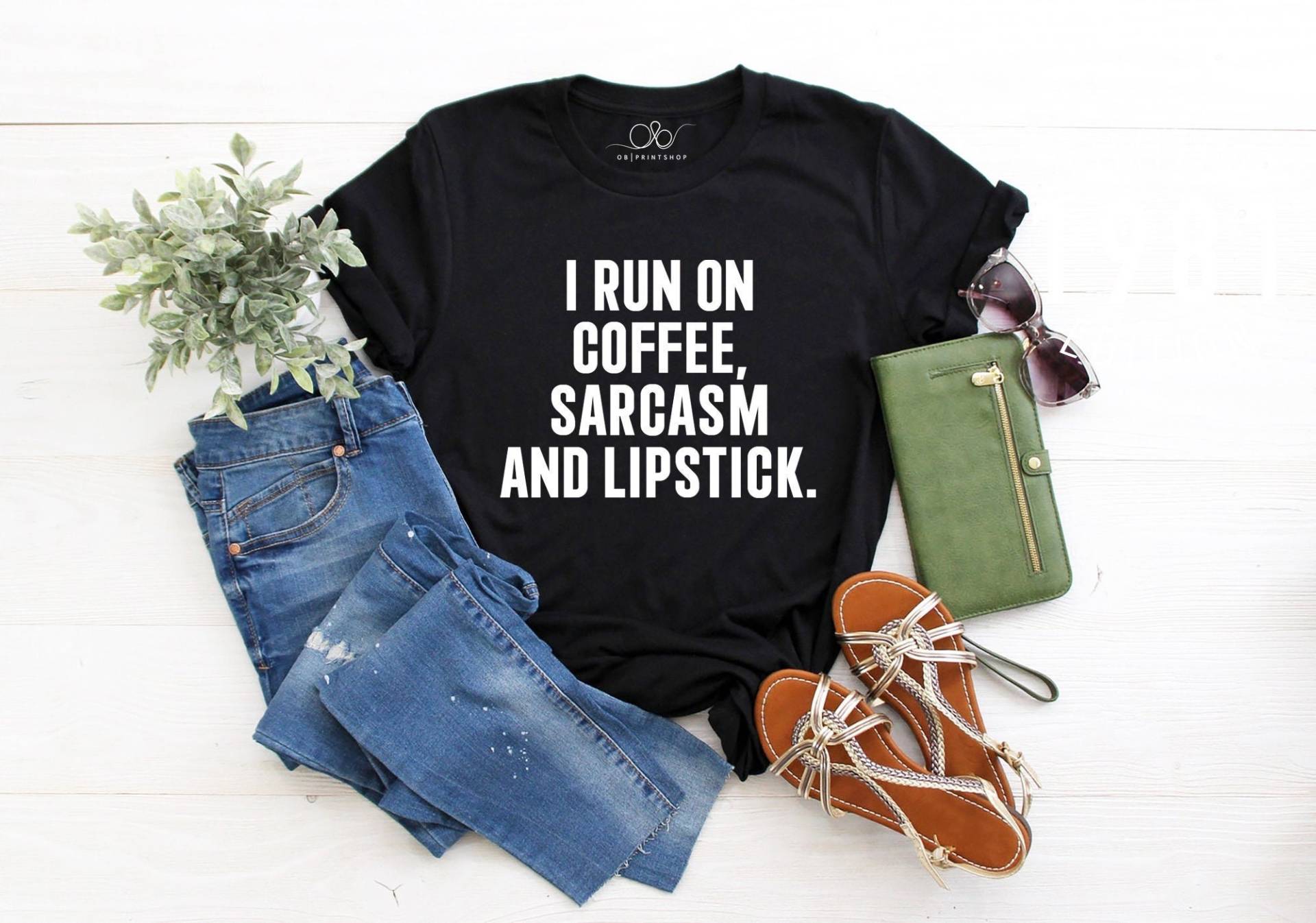 I Run On Coffee Sarkasmus Und Lippenstift Lustiges Shirt, Süßes Kaffee Liebhaber Shirt Frauen, Geschenke Für Teenager Mädchen von OBPRINTSHOP