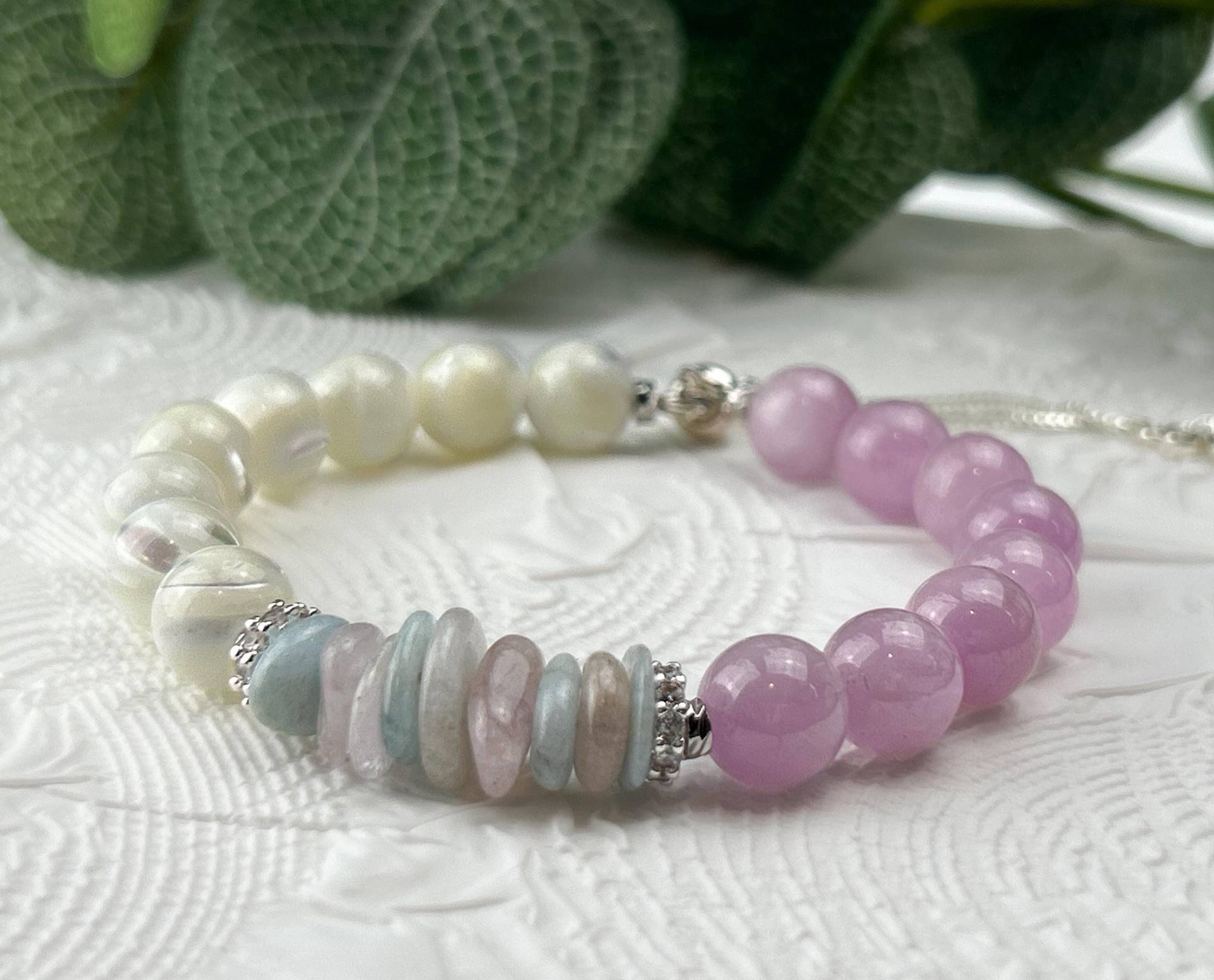 Edelstein Verstellbares Armband Mit Perlmuttperlen, Unregelmäßig. Erich. Rads Und Zart Rosa Morganit Perlen Edelstein Verstellbares Armband Mit Perlmuttperlen, Unregelmäßig. Erich. Rads Und Zart Rosa Morganit Perlen von OBolisse