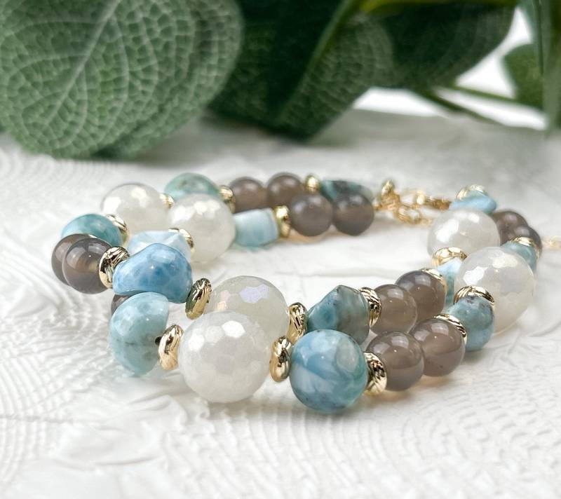 Türkises Statement-Armband Aus Achat, Larimar Und Mondstein-Perlen von OBolisse