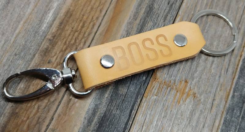 Boss Graviert Custom Leather Keychain Fob Instagram Slogan Boss Graviert Custom Leather Keychain Fob Instagram Slogan von OCCafeRacer