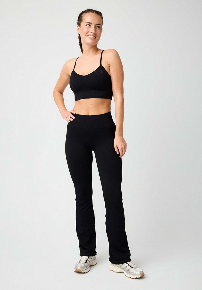 OCEANSAPART Jogger Pants Maya (1-tlg) mit ausgestelltem Bein von OCEANSAPART