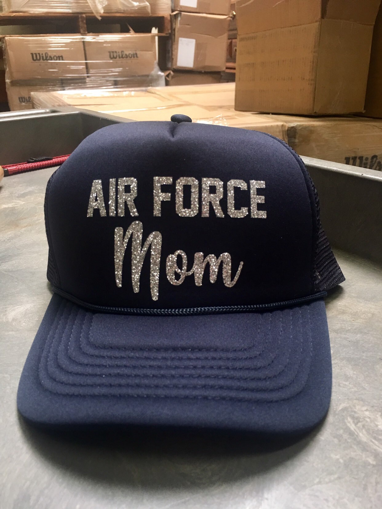 Air Force Mom - Glitzernde Trucker-Mütze Air Force Mom - Glitzernde Trucker-Mütze von OCShirtShop