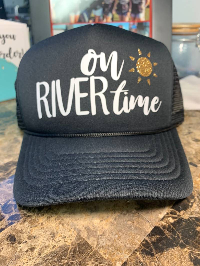 On River Time Trucker Mütze On River Time Trucker Mütze von OCShirtShop