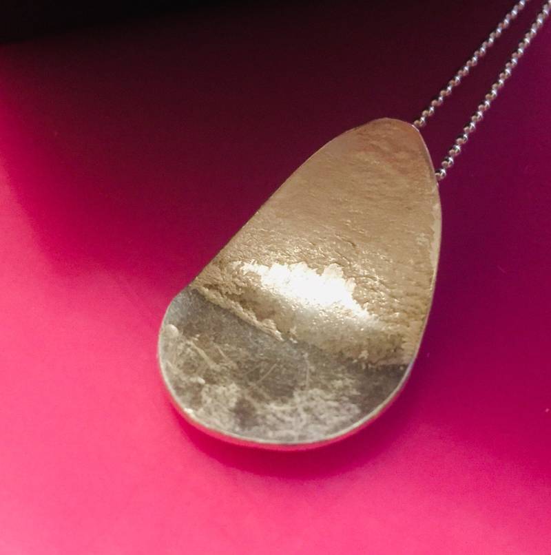 Krokus Blütenblatt Halskette Krokus Blütenblatt Halskette von ODDIEandHOPE