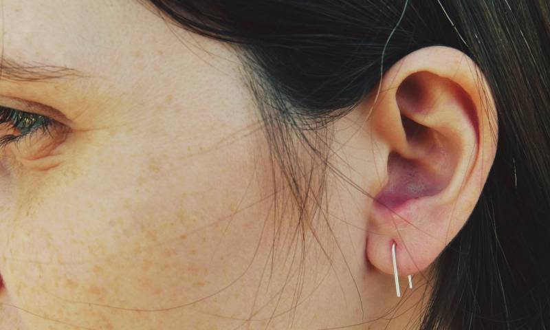 U-Förmige Ohrringe Zierliche Goldfield Oder Silberbogen Ohrringe von ODENIjewelry