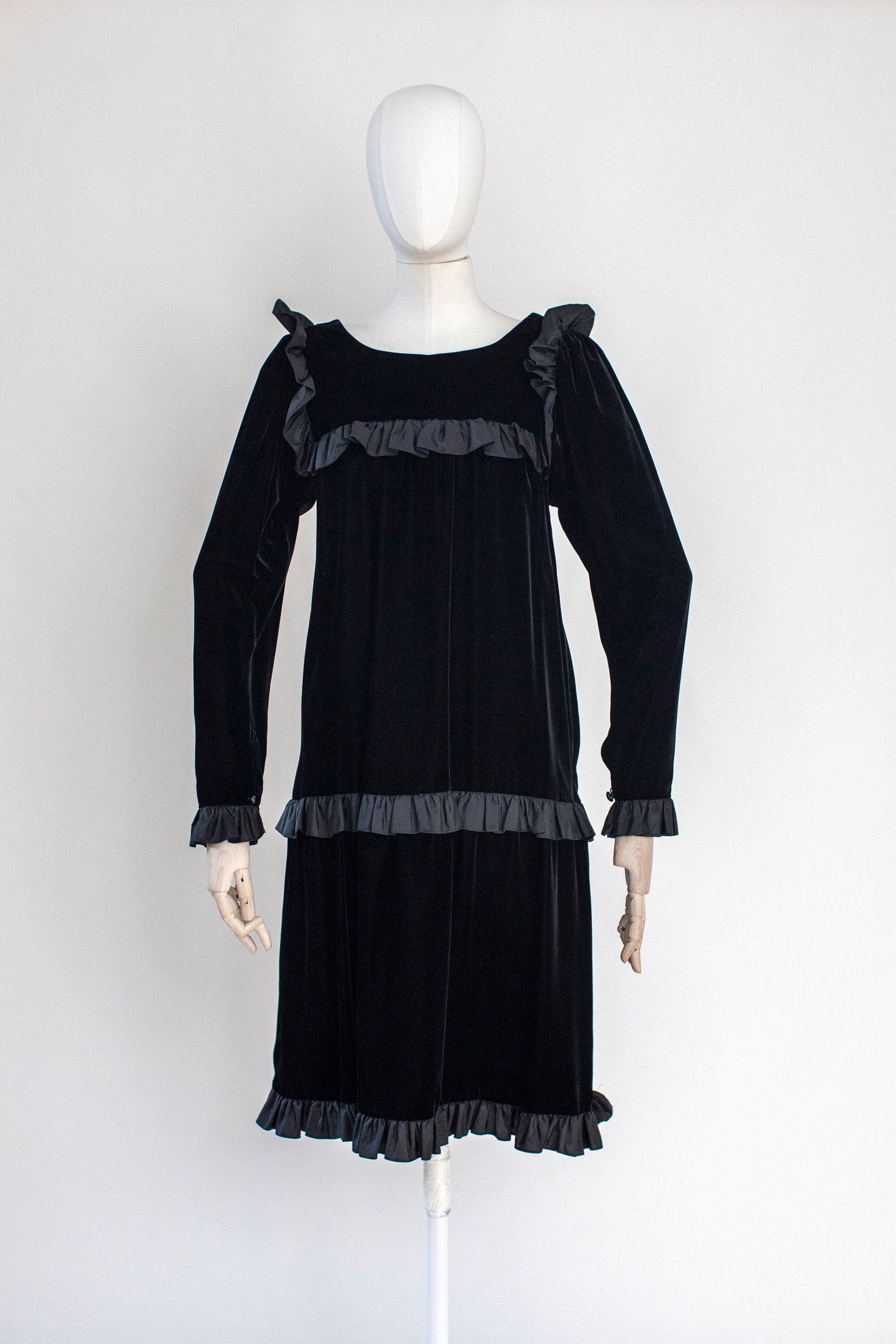 1980S Yves Saint Laurent Abendkleid Aus Schwarzem Samt-Taft 1980S Yves Saint Laurent Abendkleid Aus Schwarzem Samt-Taft von ODanubeVintage