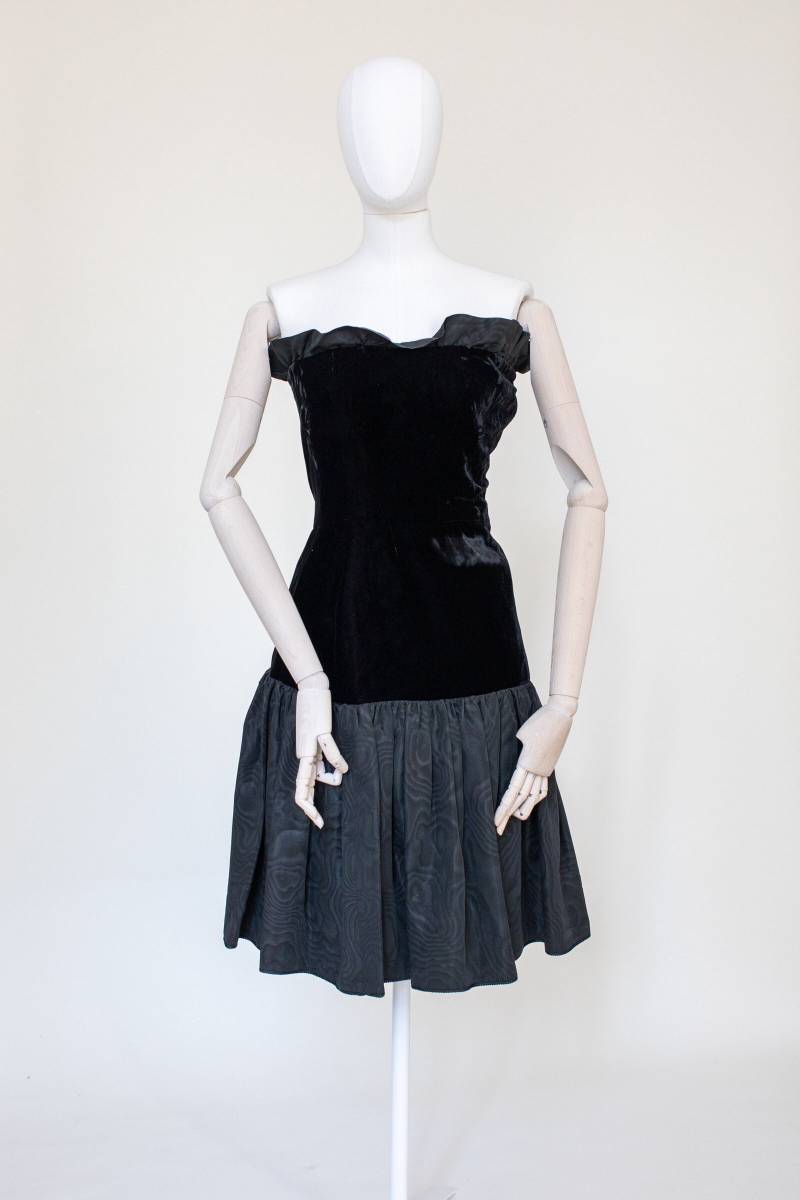 1980S Yves Saint Laurent Trägerloses Kleid Aus Schwarzem Samt-Taft 1980S Yves Saint Laurent Trägerloses Kleid Aus Schwarzem Samt-Taft von ODanubeVintage