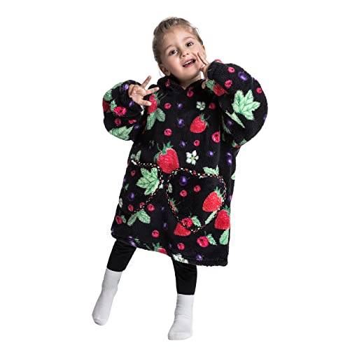 OEAK Hoodie Decke Kinder Pullover Decke Oversize lose Übergroße Kuscheldecke mit Ärmeln Sweatshirt Decke mit Kapuze Kapuzenpullover für Mädchen Jungen (Erdbeere, 3-6 Jahre) von OEAK