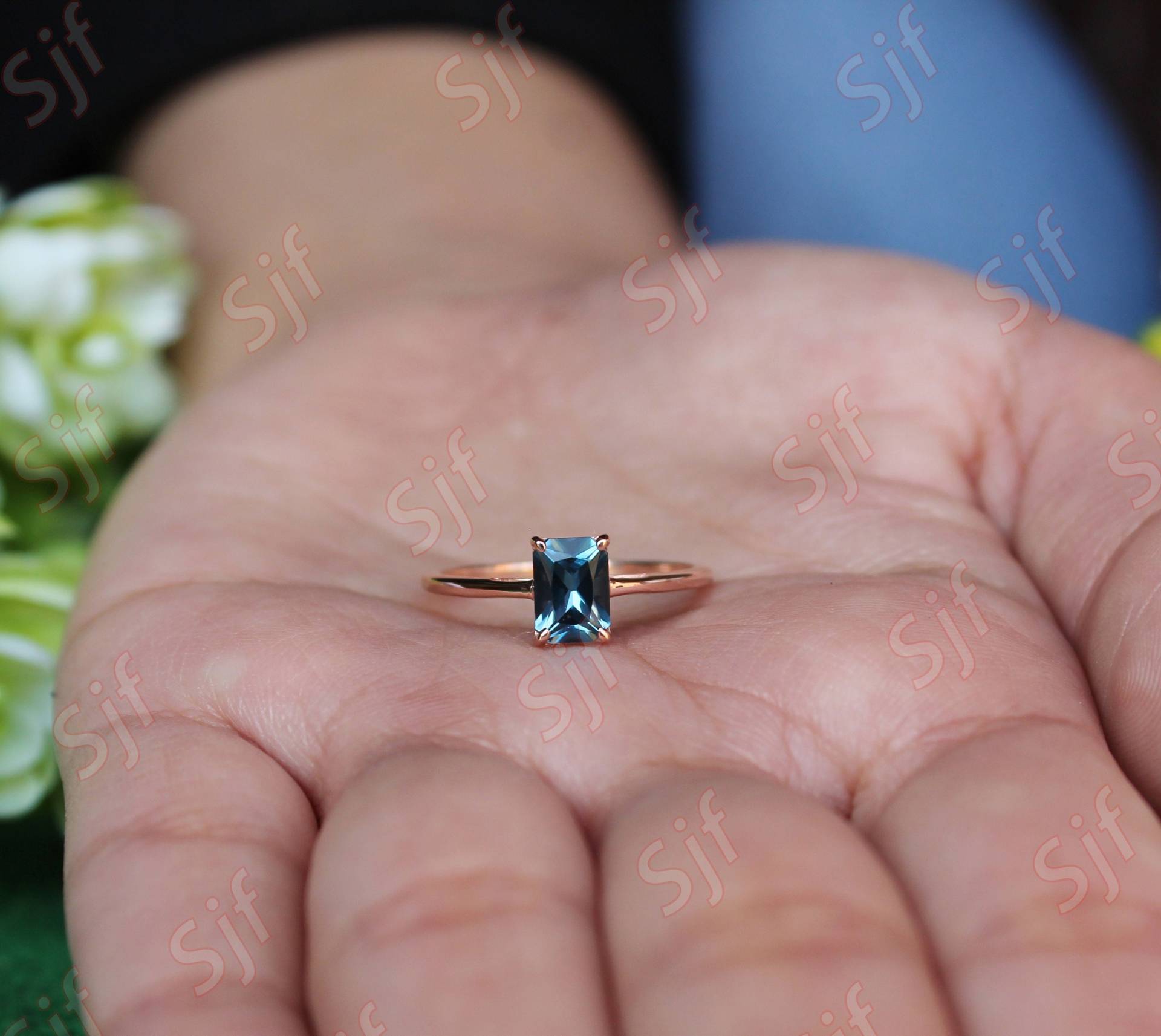 Wunderschöner Octagon 7x5mm Natürlicher London Blue Topaz Verlobung Gold Ring, Dezember Geburtsstein Solitär Damen Schmuck von OGofJewelry