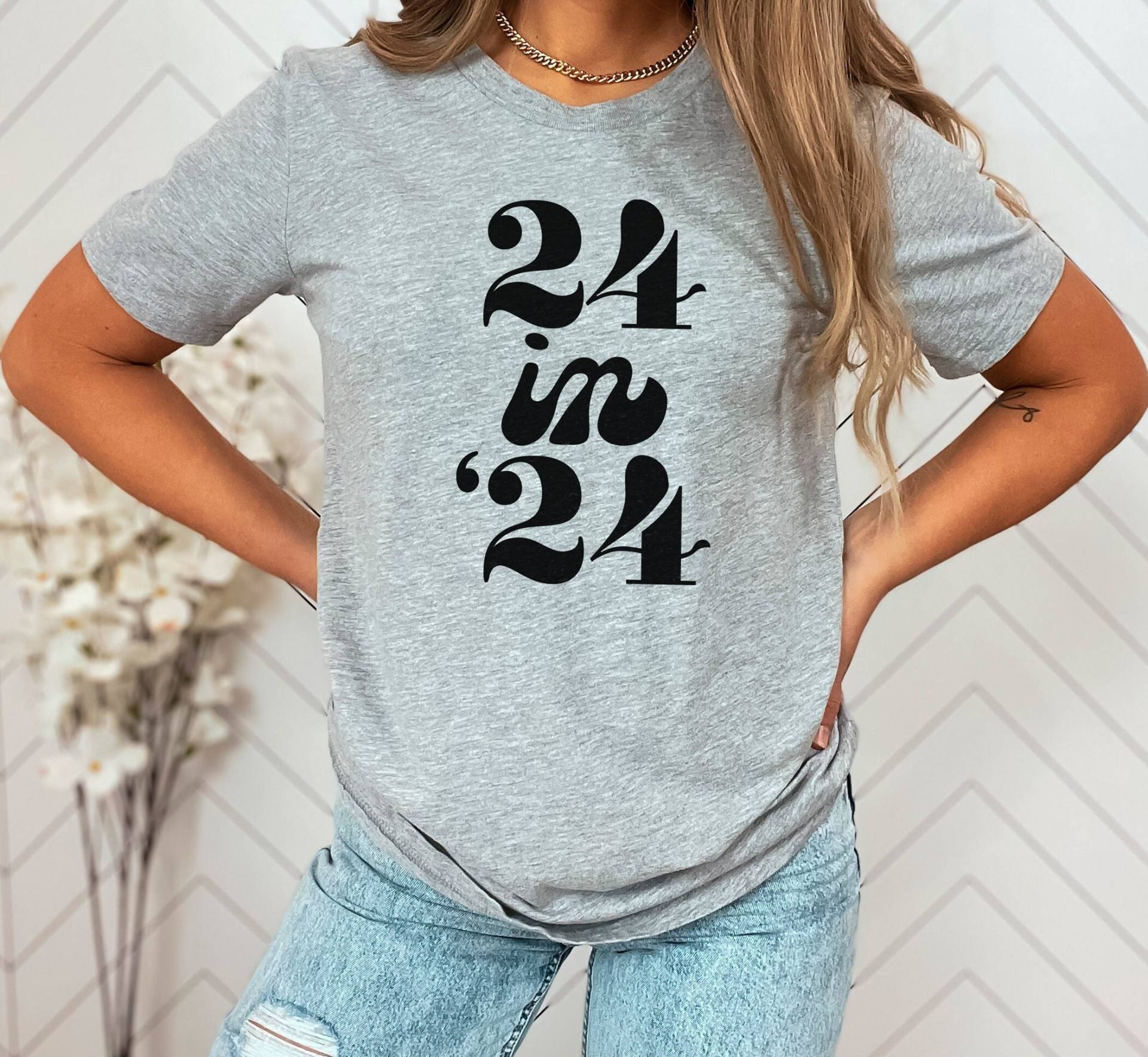 24 in Shirt, Turning Tshirt, Twenty Four Süßes Geburtstags Jahre Altes T-Shirt, Geburtstagsparty Frauen 24. Geburtstagsgeschenke von OJEYAPPAREL