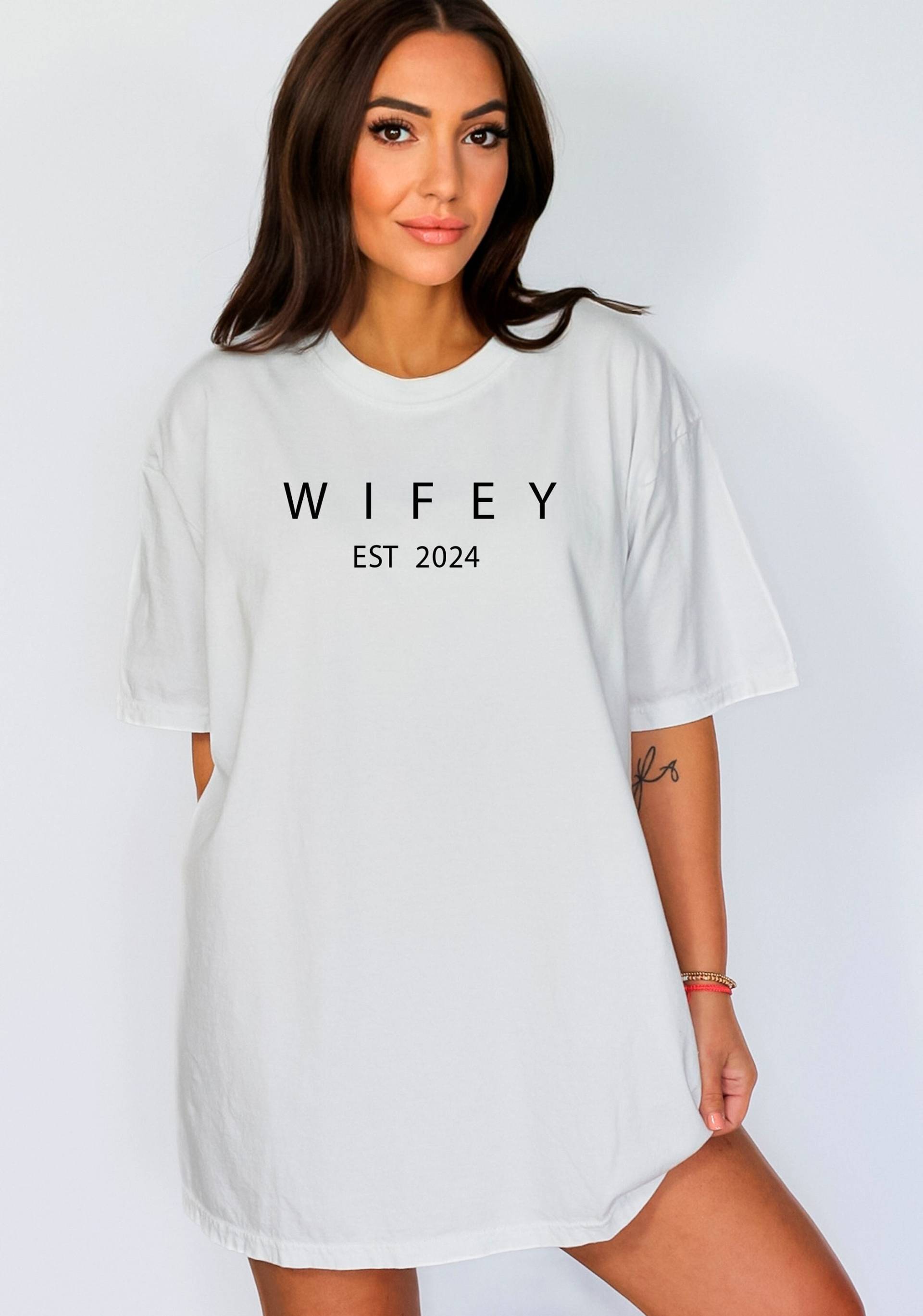 Benutzerdefinierte Wifey Est 2024 Shirt, Personalisierte Verlobung Brautparty Geschenk, Braut Party Brautjungfer Shirts, Frisch Verheiratet Geschenk von OJEYAPPAREL