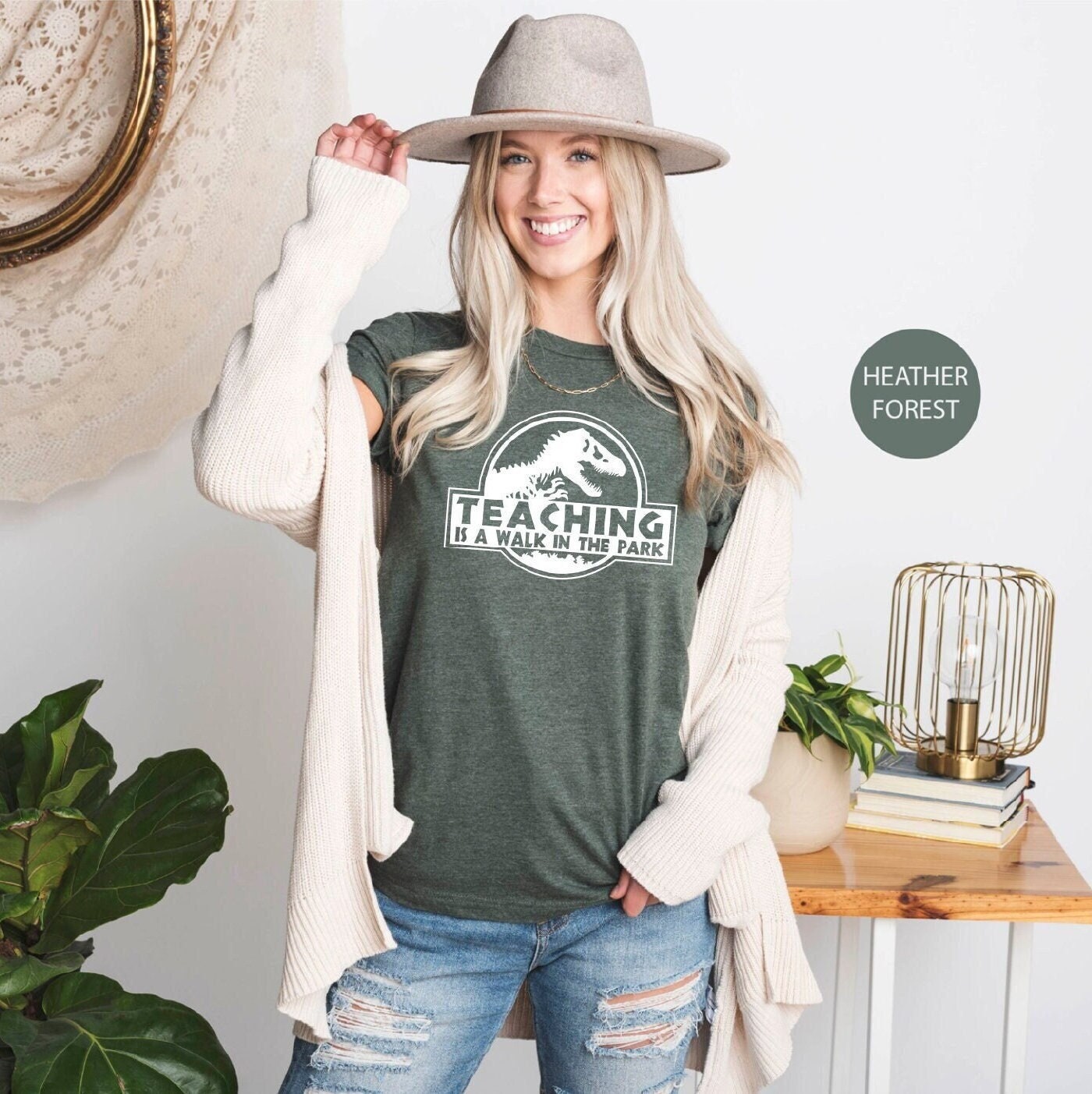 Dinosaurier Lehrer Shirt, Lehre Ist Ein Spaziergang Im Park, Lustiges Shirt Geschenk, Geschenk Shirts von OJEYAPPAREL