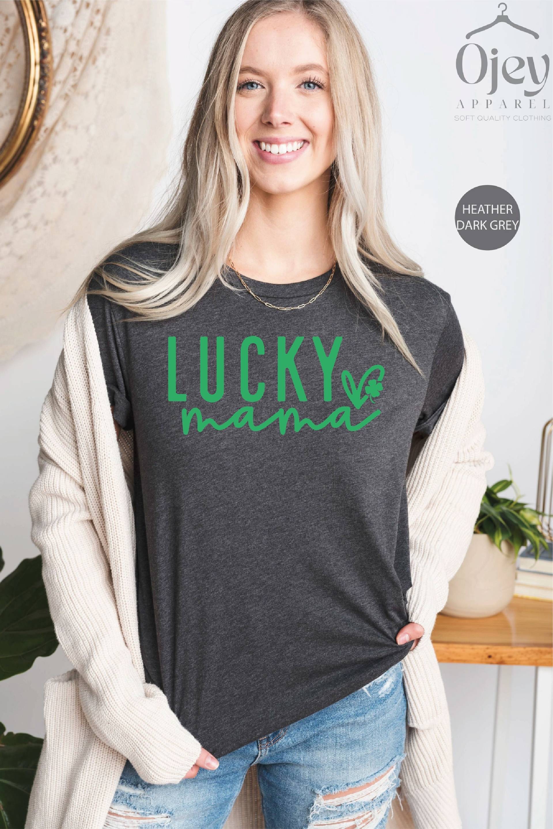 Glückliches Mama-Shirt, St. Patricks-Shirt, Pattys Glücks-Shirt, Kleeblatt-Shirt, Glücks-T-Shirt, Patricks Tagesfrauen-T-Stück, Mama von OJEYAPPAREL