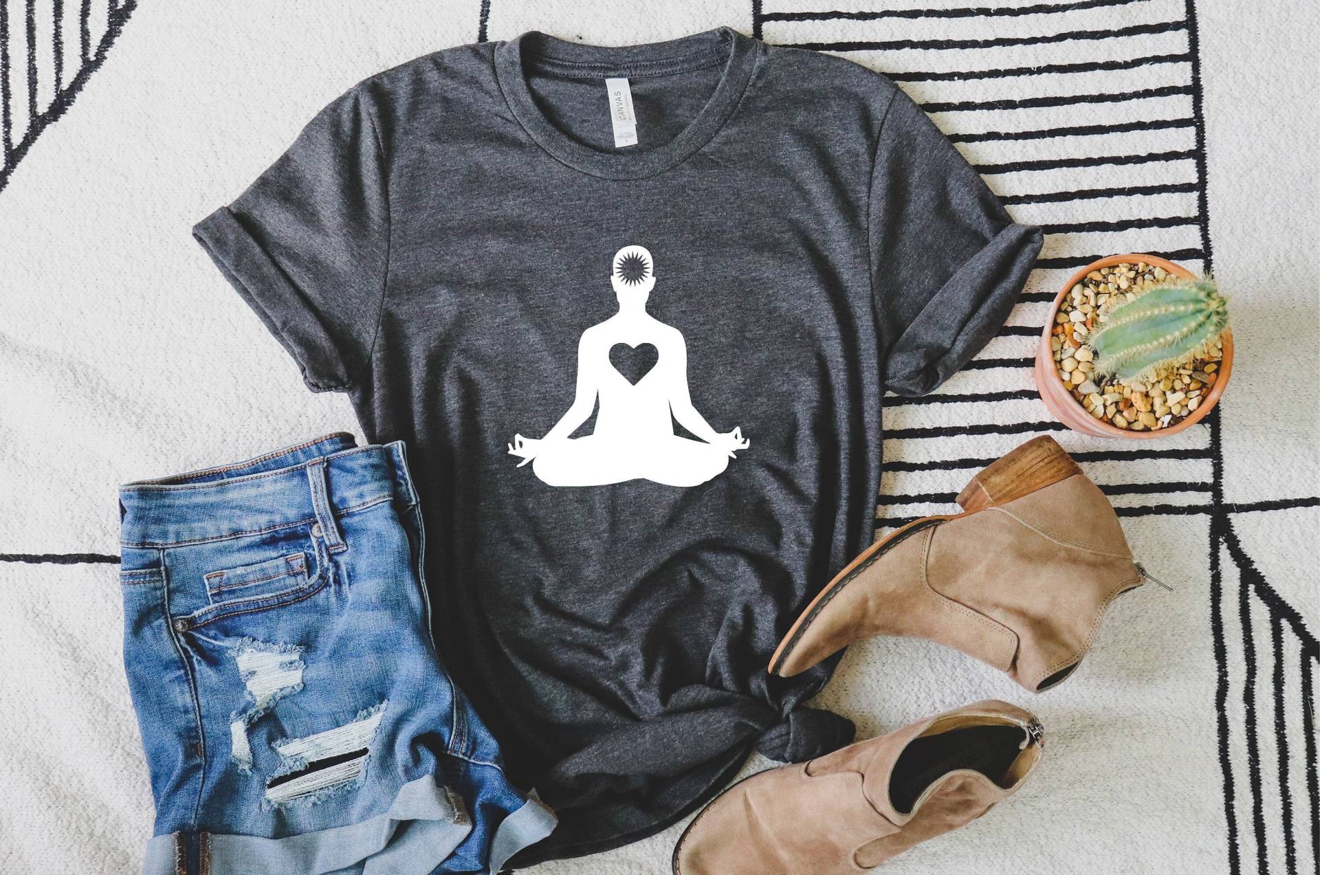 Yoga Pose Shirt, Workout Bekleidung, Frauen Geschenk, Meditation Tshirt, Entspannung Namaste Lehrer Geschenk von OJEYAPPAREL