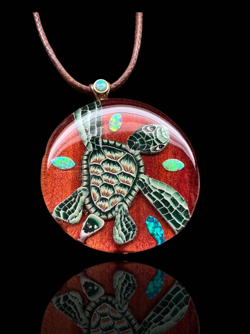Opal Meeresschildkröte Anhänger - Okavark Palo Santo Holzkette Handgemachter Schmuck Spirit Animal Halskette Cosplay von OKAVARKpendants